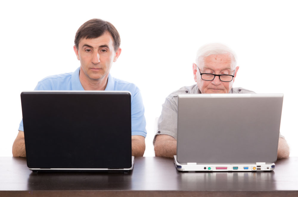 Освоение компьютера для пенсионеров. Двое сидят и изучают компьютер. Elderly people are Learning Computers. Senior student